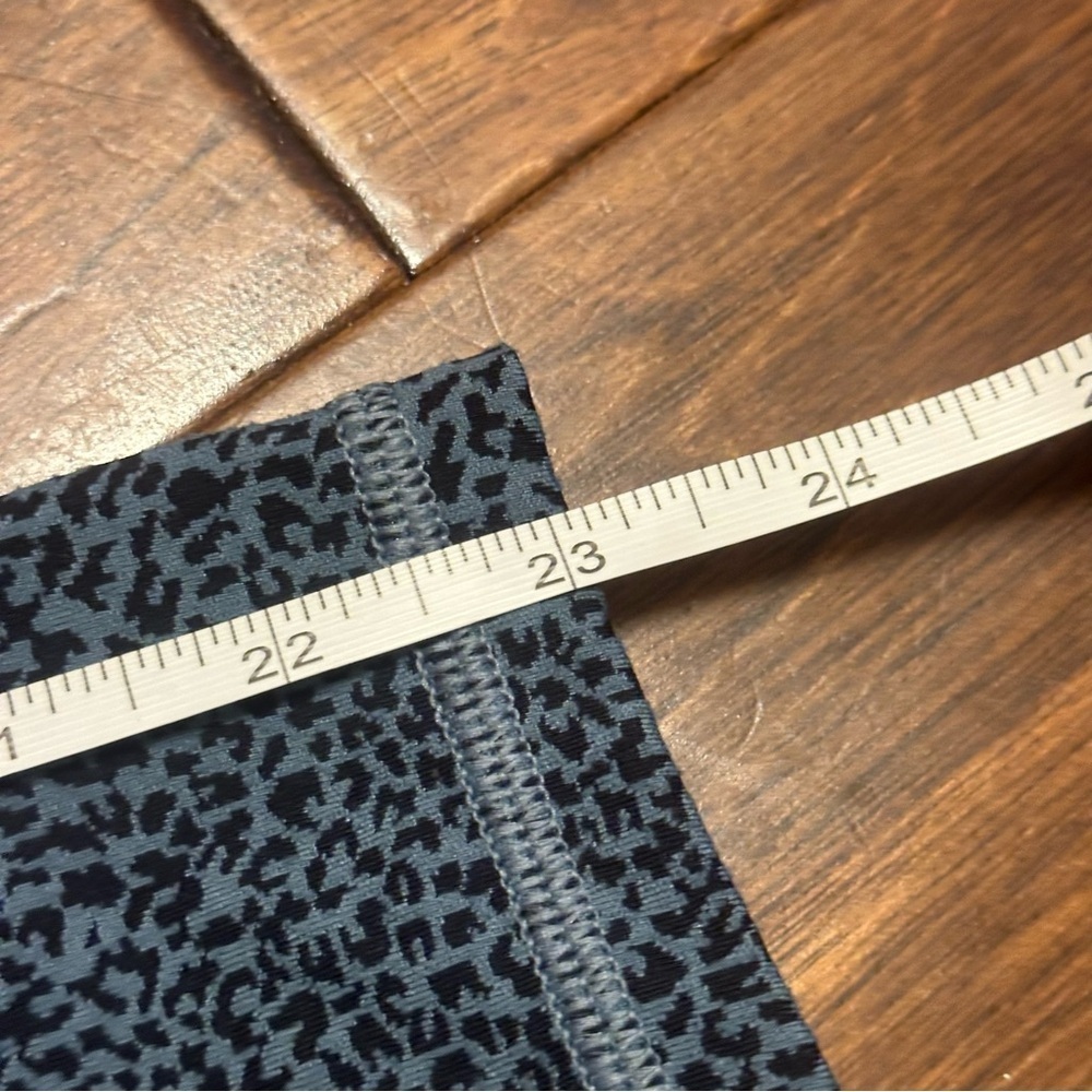 Athleta Salutation Stash II High Rise Blue Black Leopard Print 7/8 Leggings XS - Picture 10 of 12